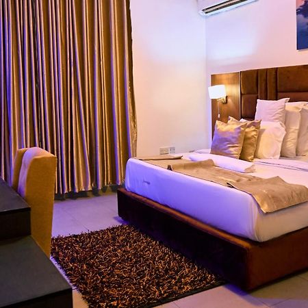 Crownedge Hotels Ikeja Esterno foto