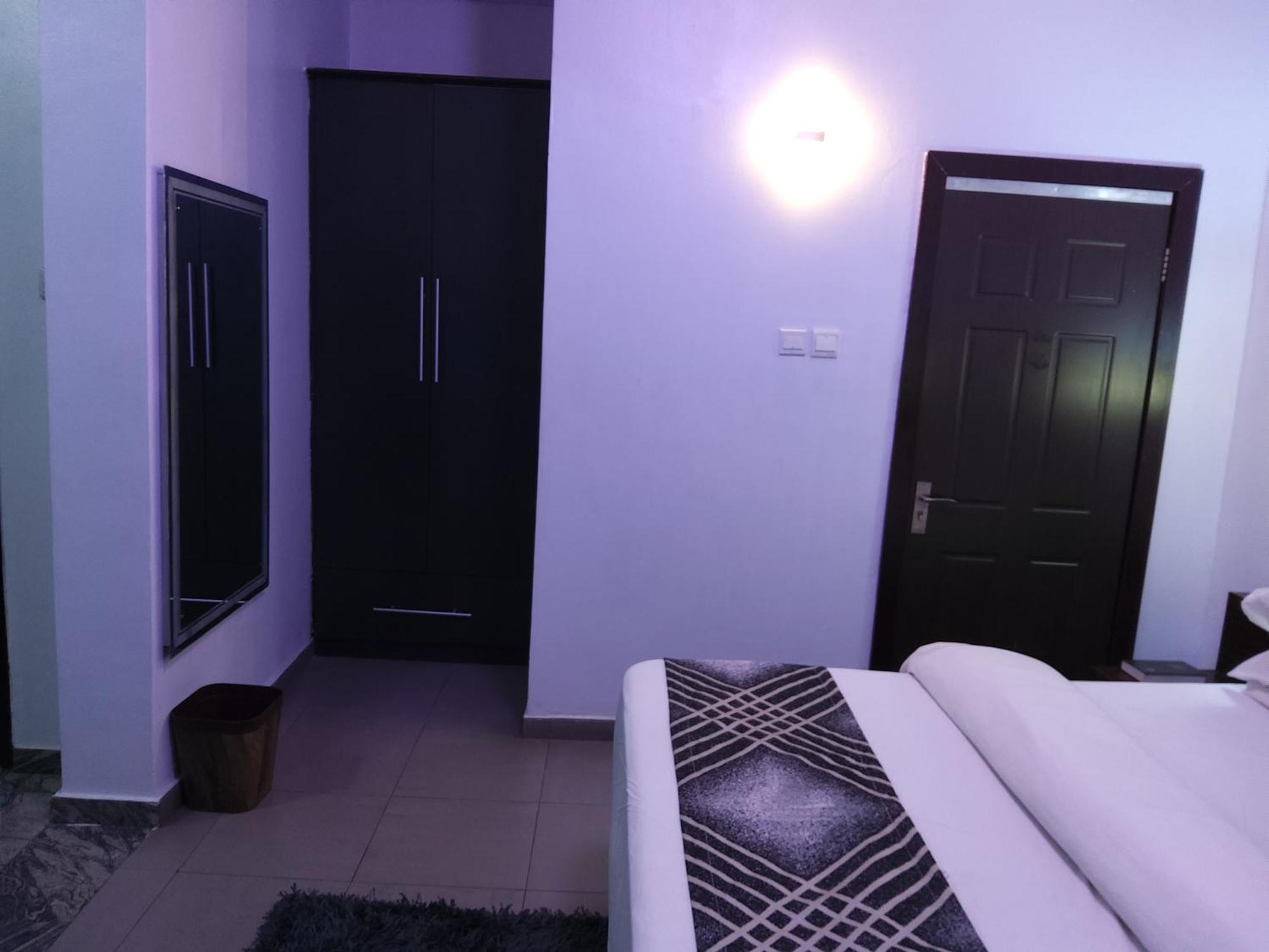 Crownedge Hotels Ikeja Esterno foto