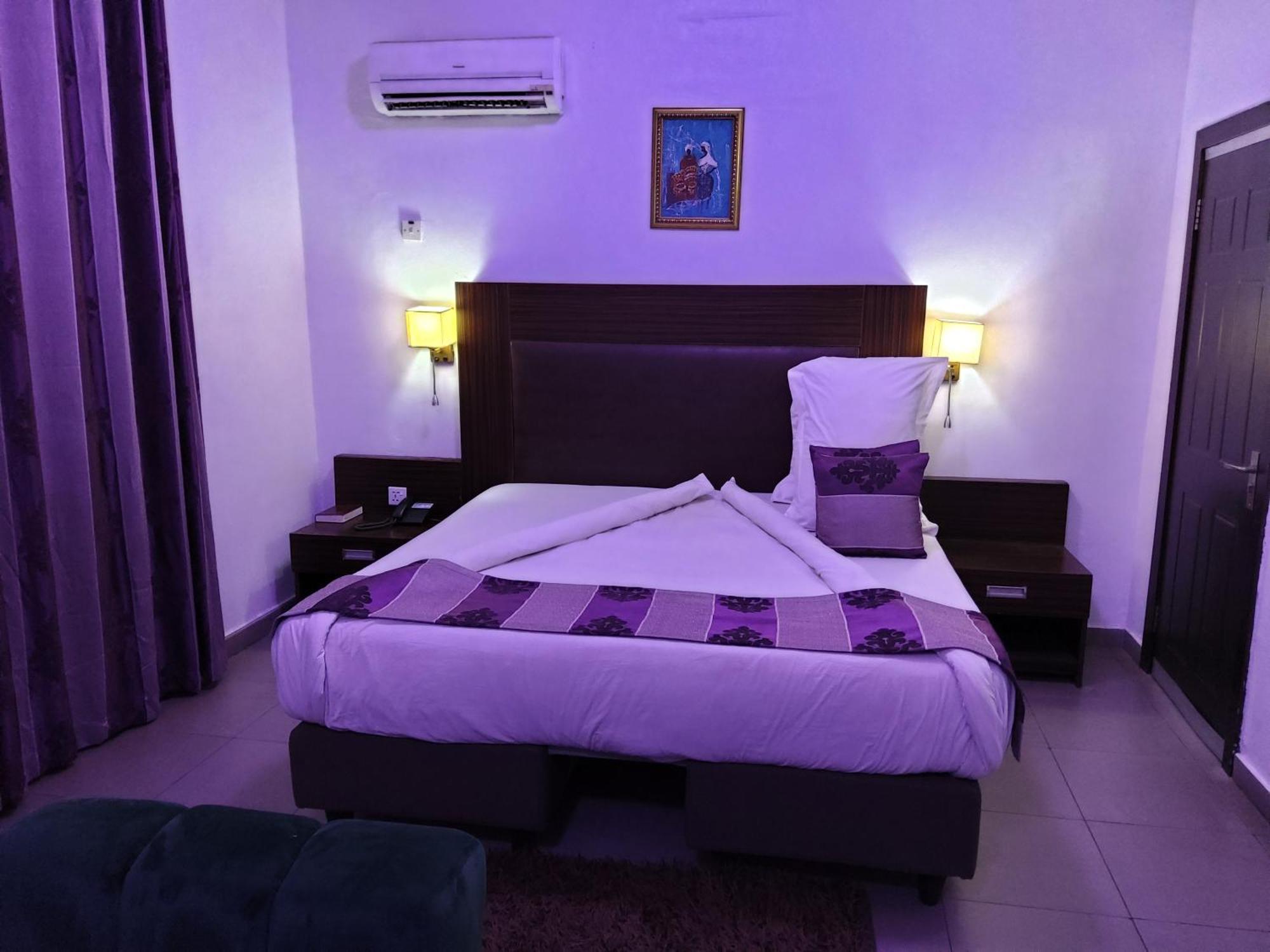 Crownedge Hotels Ikeja Esterno foto
