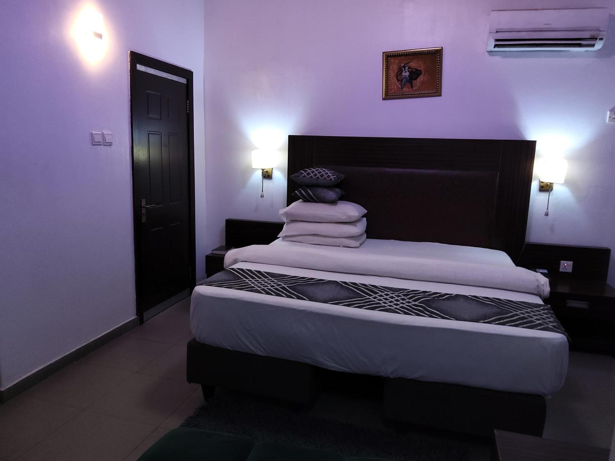 Crownedge Hotels Ikeja Esterno foto