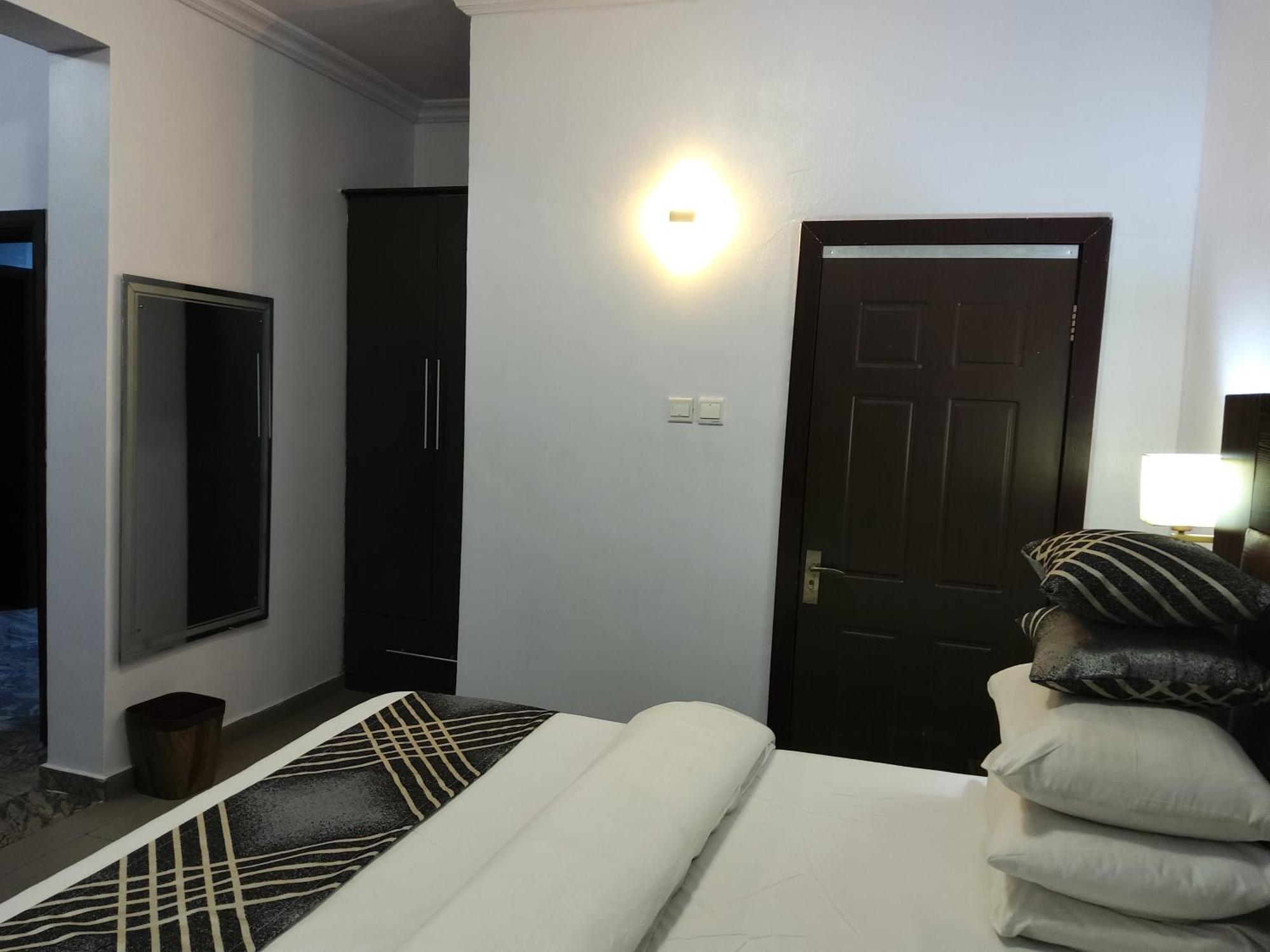 Crownedge Hotels Ikeja Esterno foto