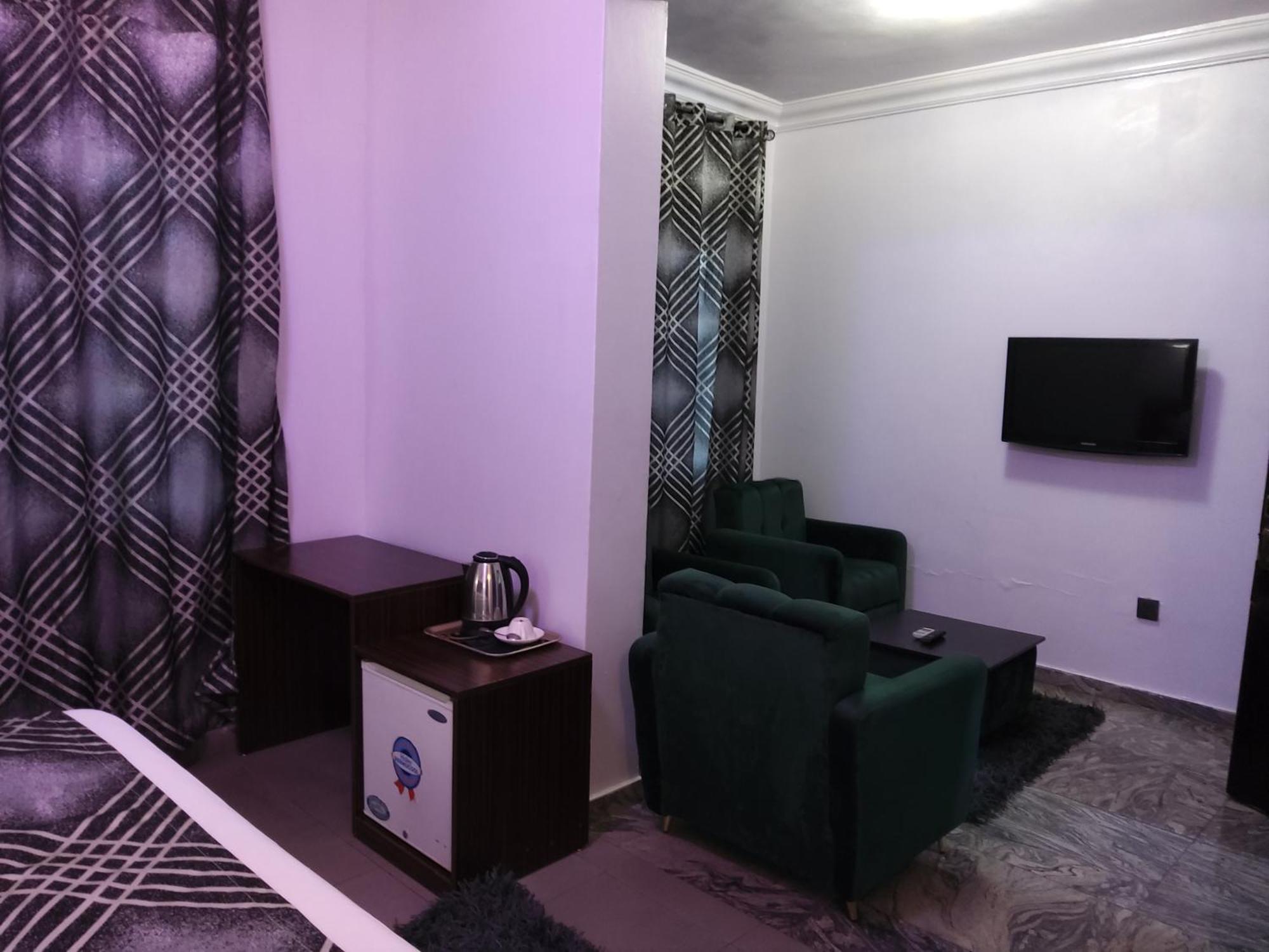 Crownedge Hotels Ikeja Esterno foto