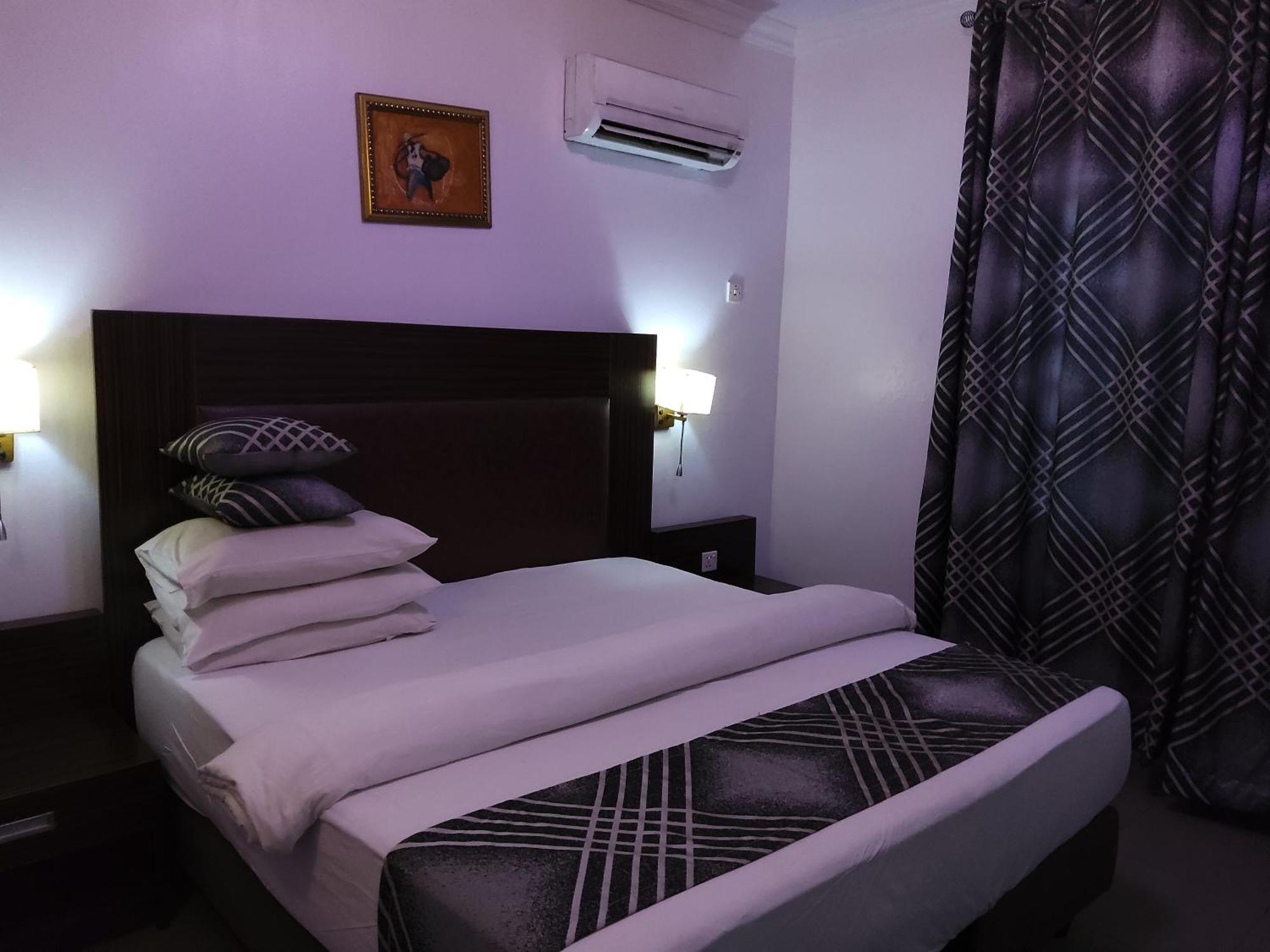 Crownedge Hotels Ikeja Esterno foto