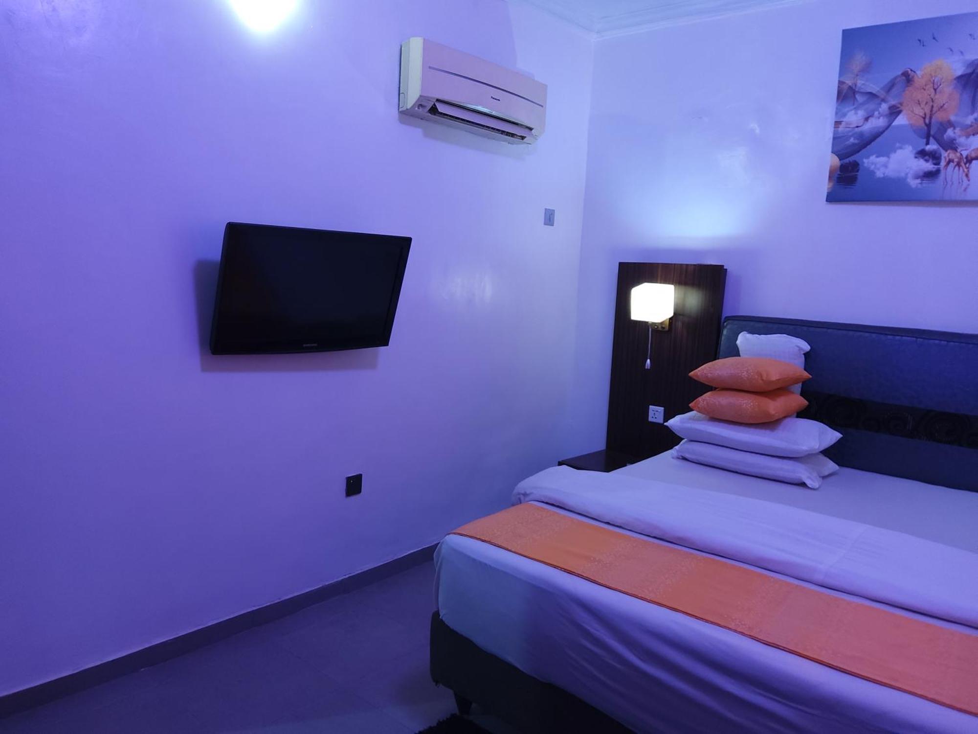 Crownedge Hotels Ikeja Esterno foto