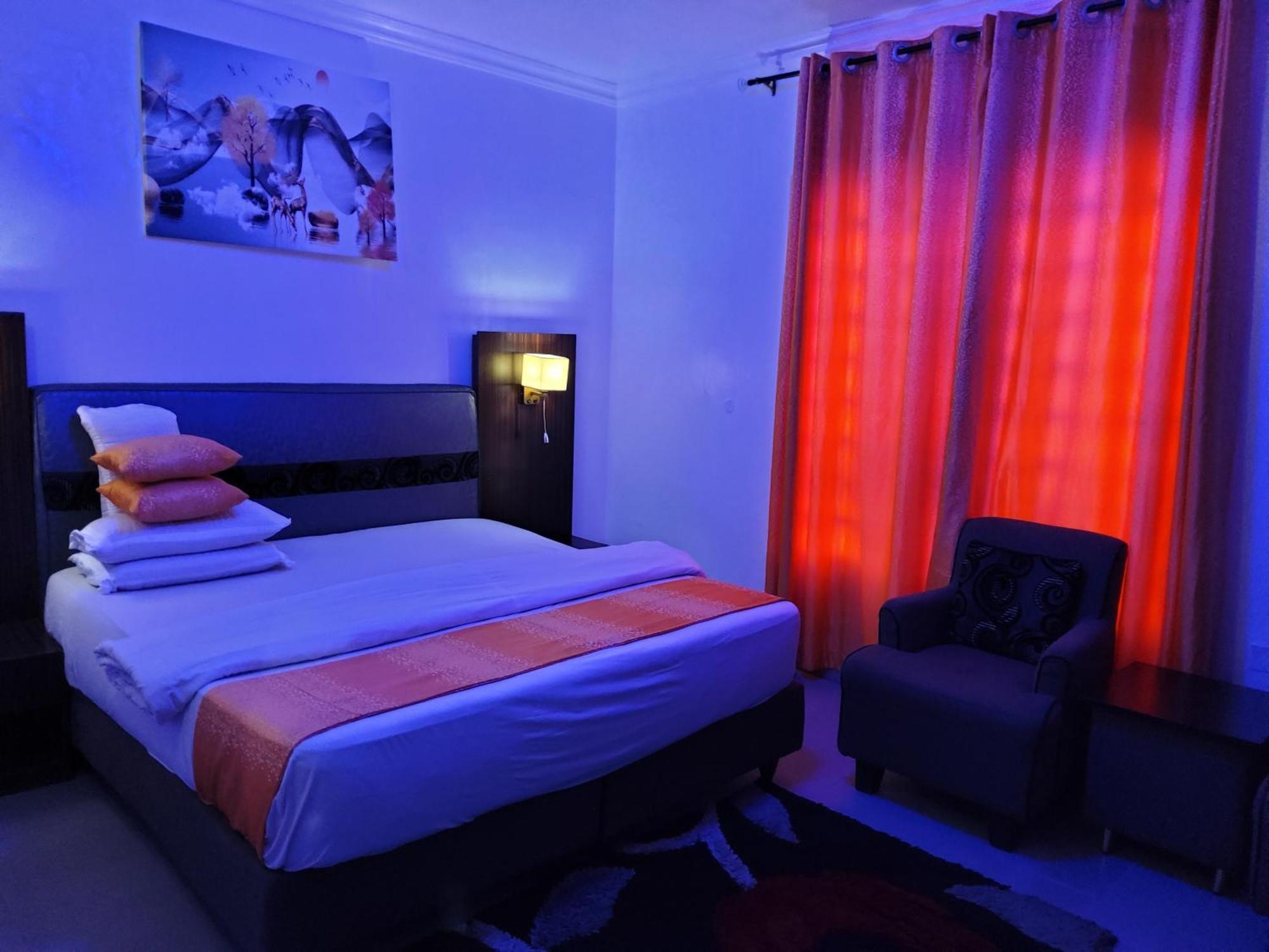 Crownedge Hotels Ikeja Esterno foto