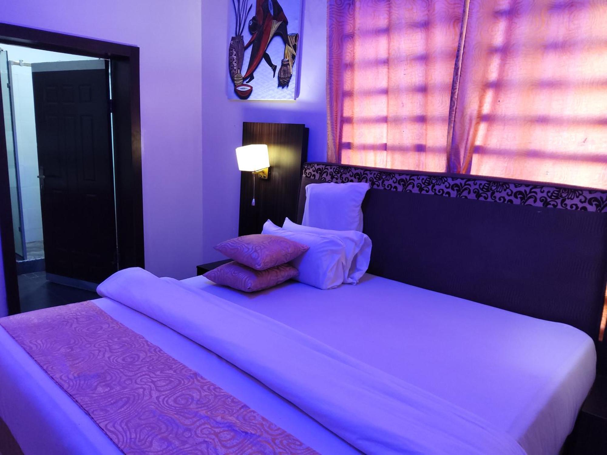 Crownedge Hotels Ikeja Esterno foto