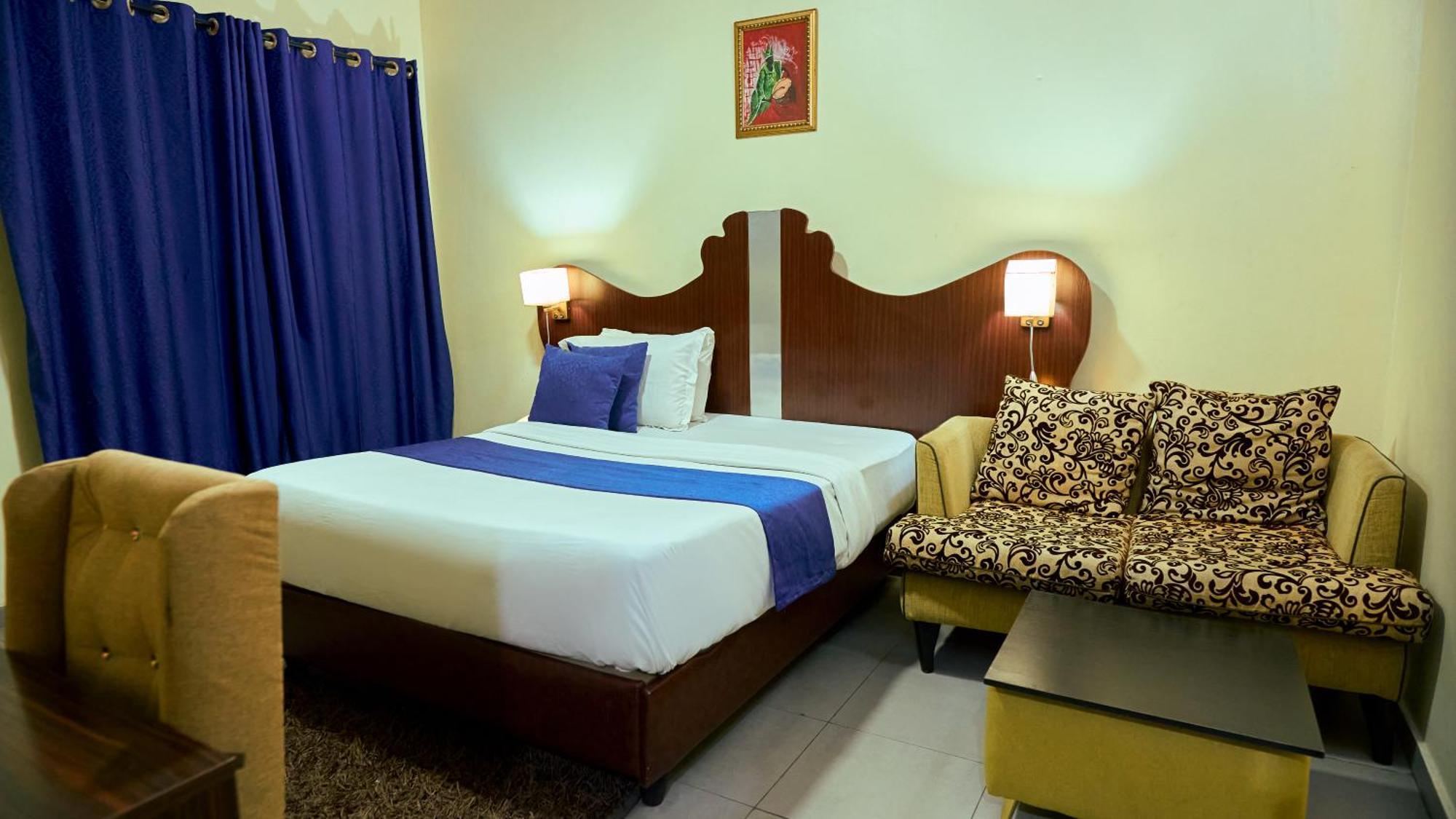 Crownedge Hotels Ikeja Esterno foto