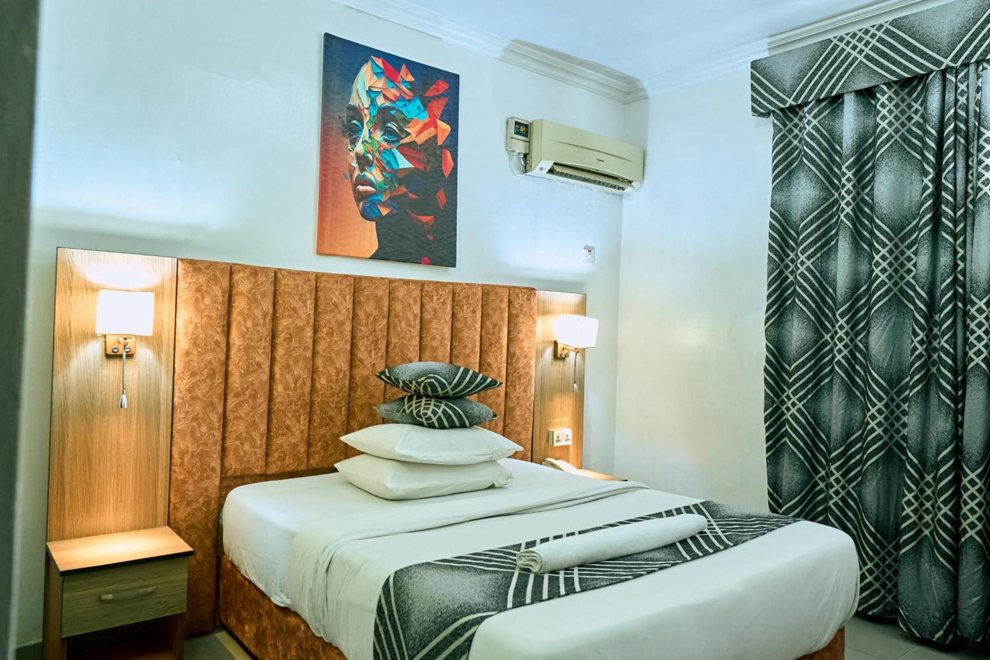 Crownedge Hotels Ikeja Esterno foto