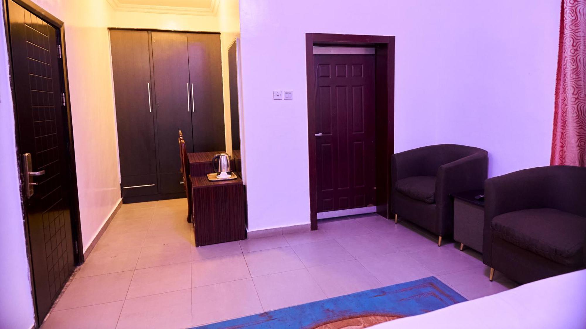Crownedge Hotels Ikeja Esterno foto