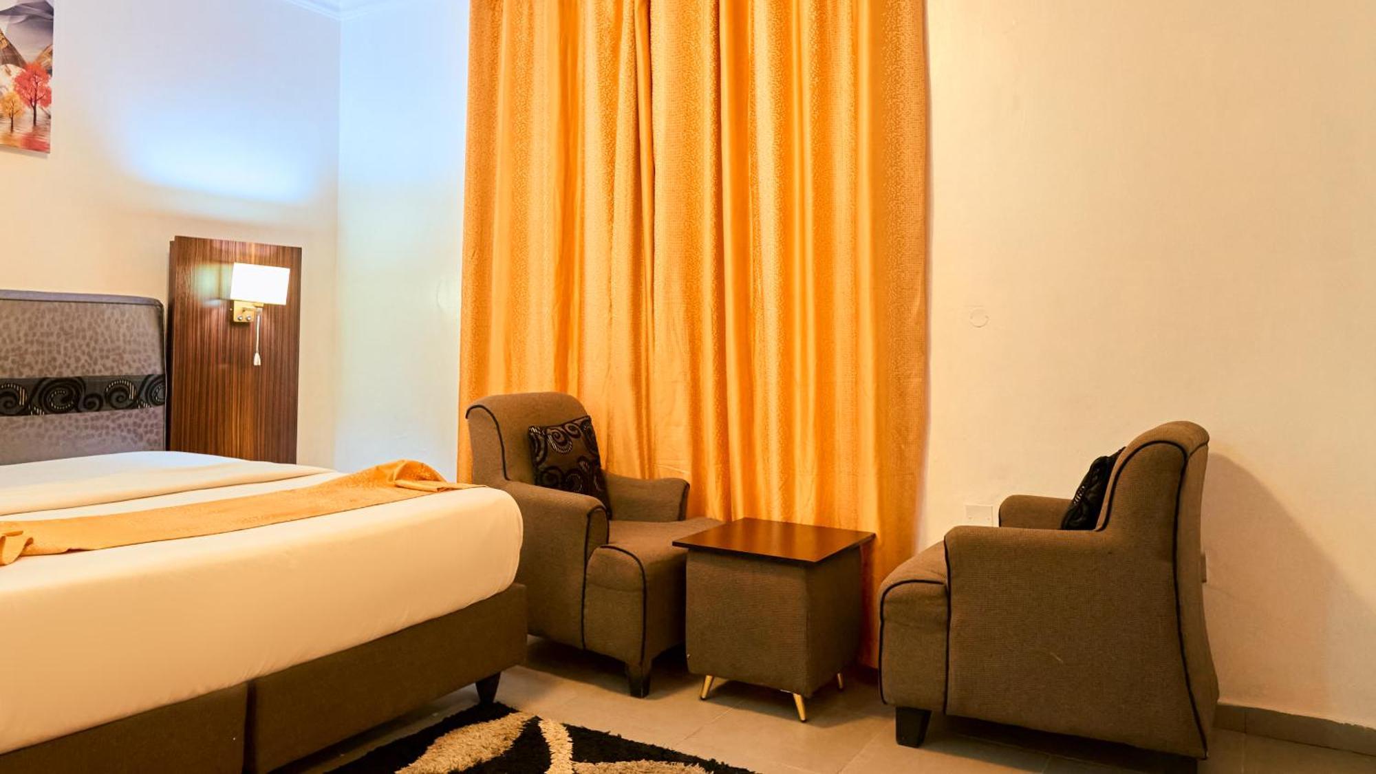 Crownedge Hotels Ikeja Esterno foto
