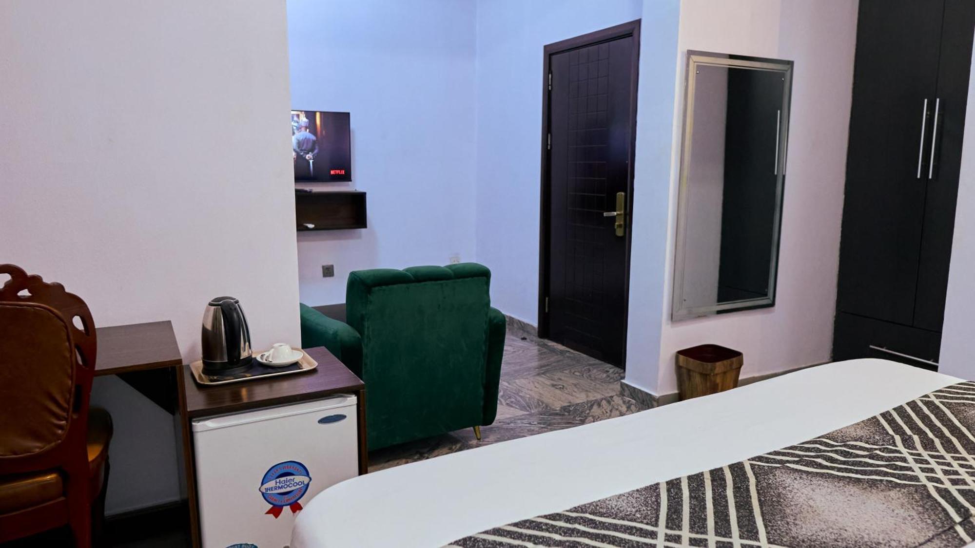 Crownedge Hotels Ikeja Esterno foto
