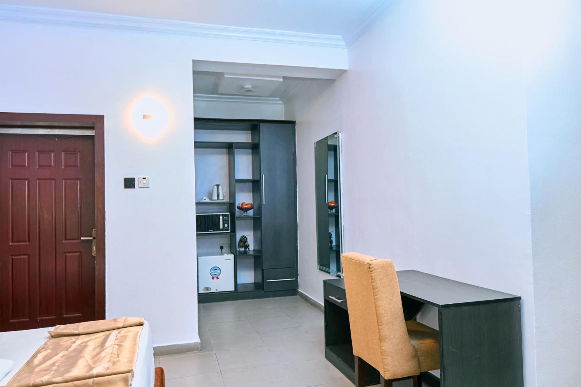Crownedge Hotels Ikeja Esterno foto