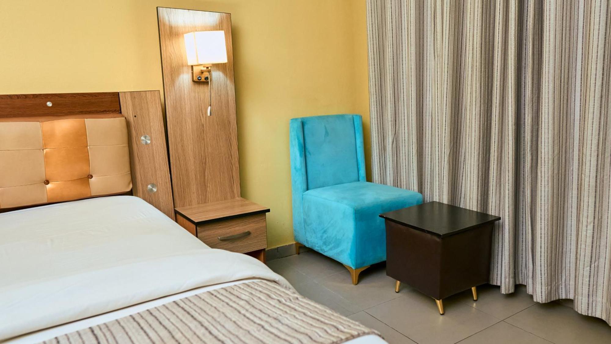 Crownedge Hotels Ikeja Esterno foto