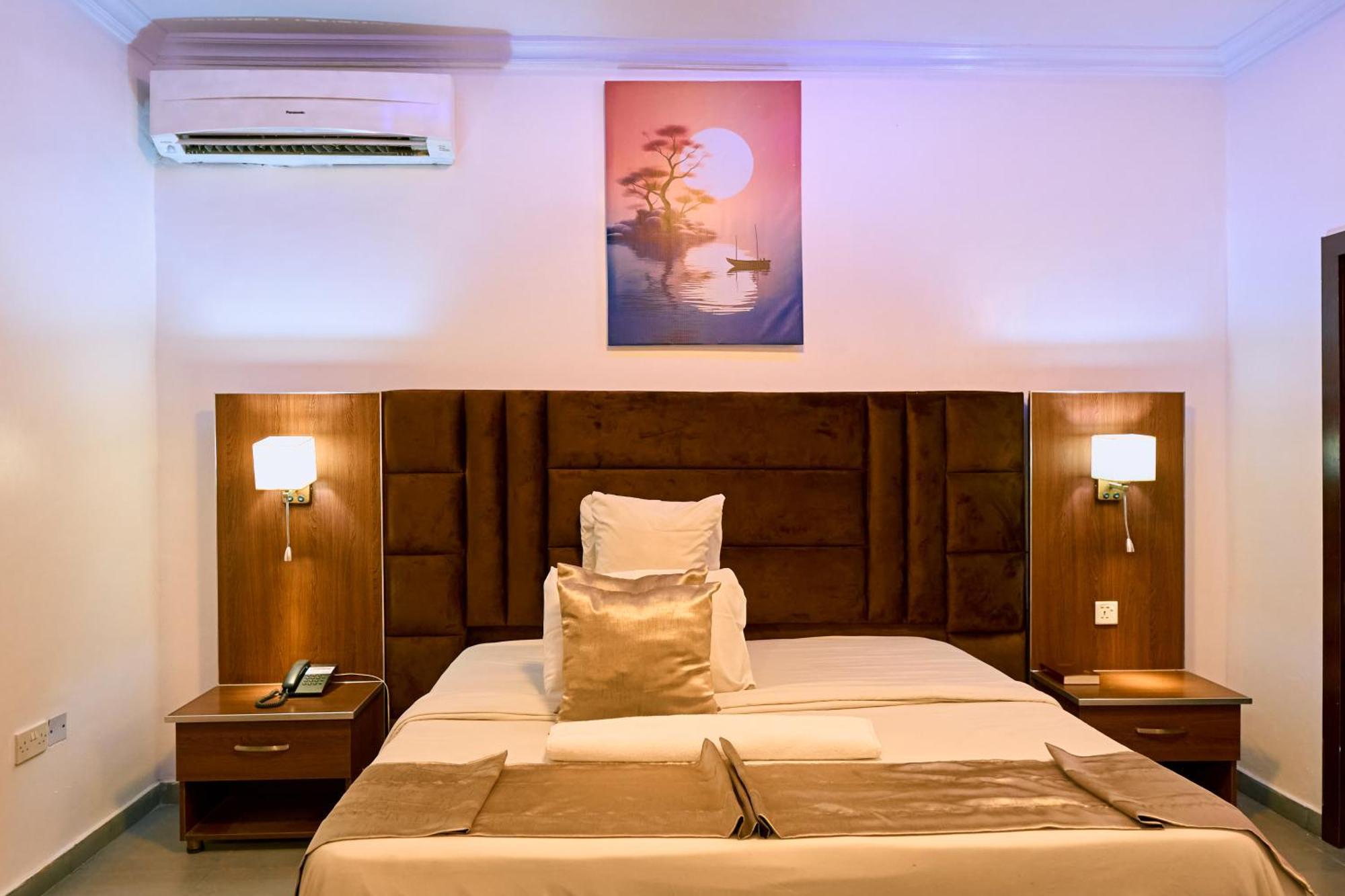 Crownedge Hotels Ikeja Esterno foto