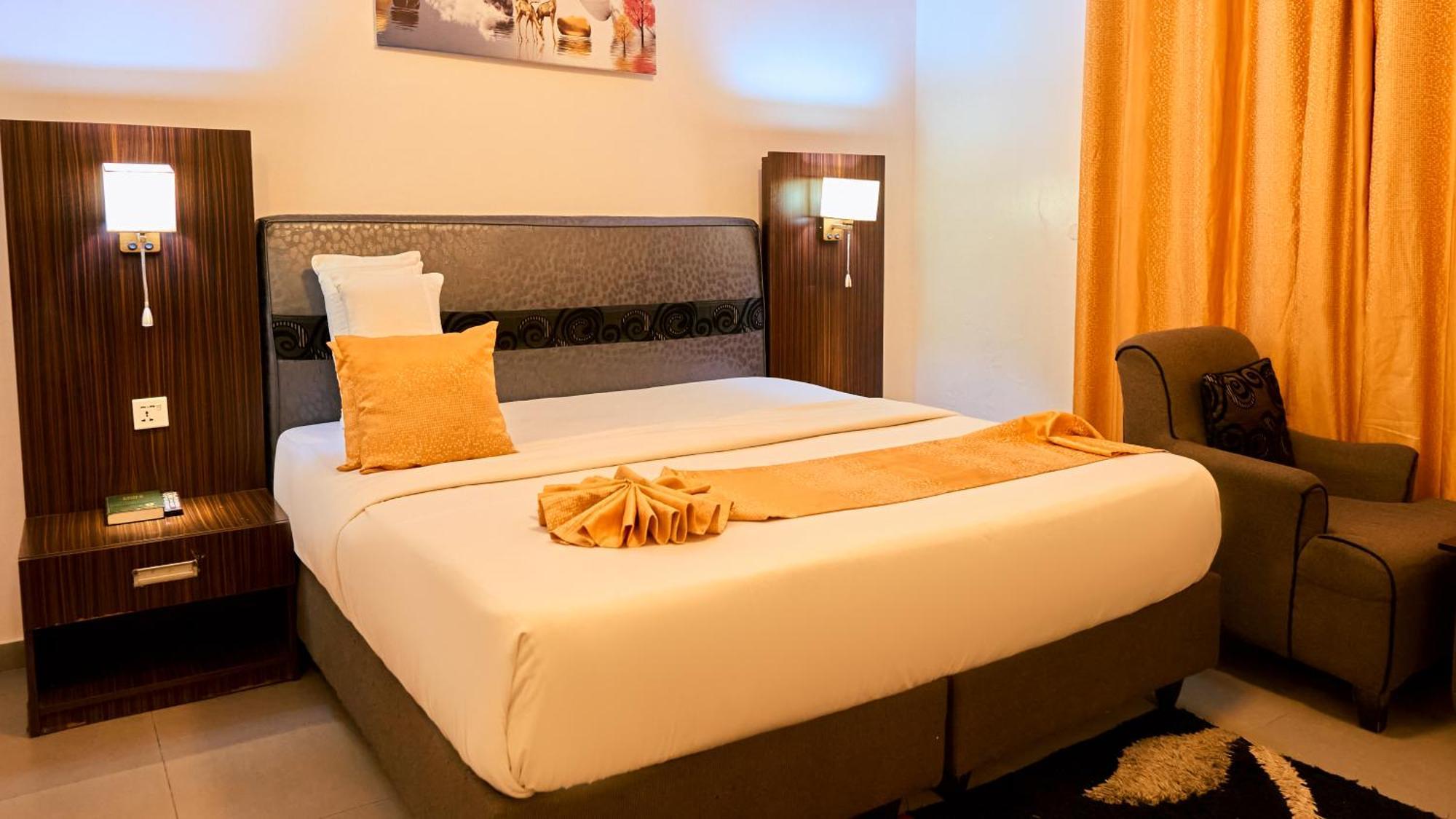 Crownedge Hotels Ikeja Esterno foto
