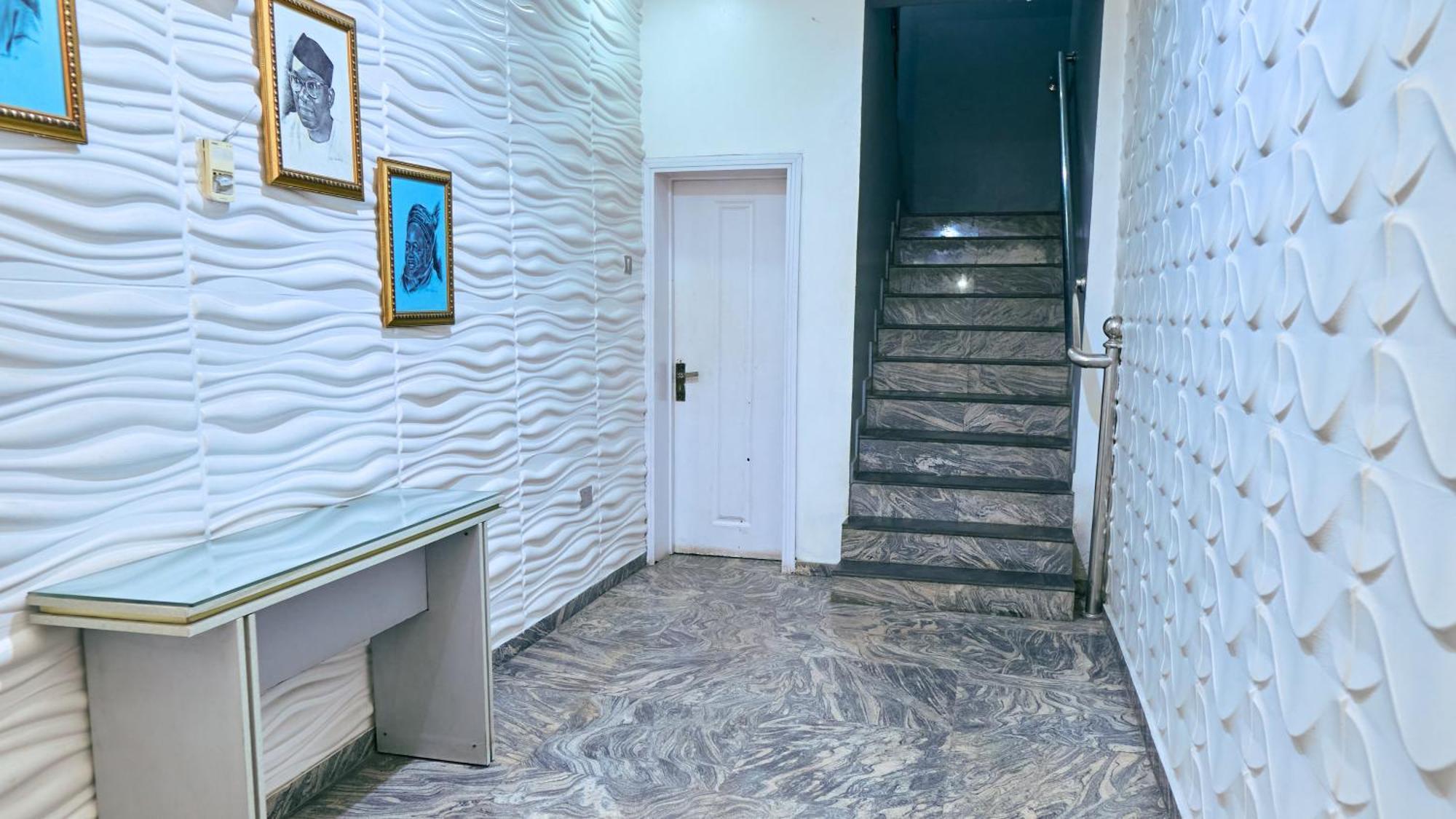 Crownedge Hotels Ikeja Esterno foto