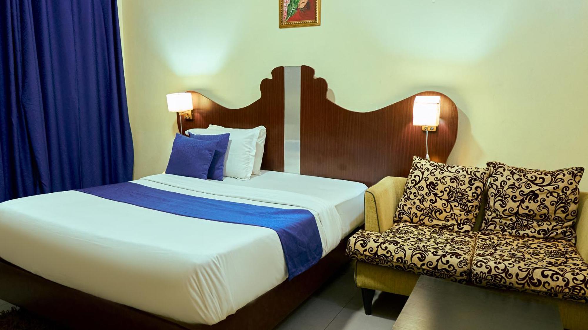 Crownedge Hotels Ikeja Esterno foto