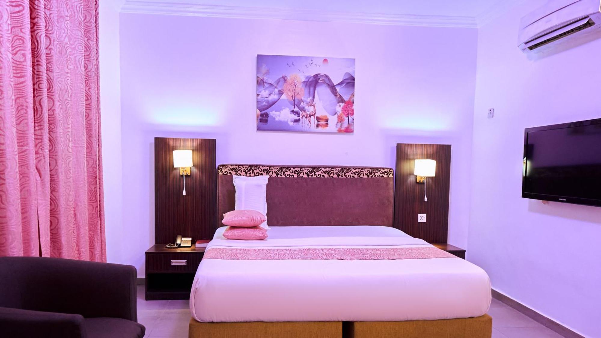 Crownedge Hotels Ikeja Esterno foto