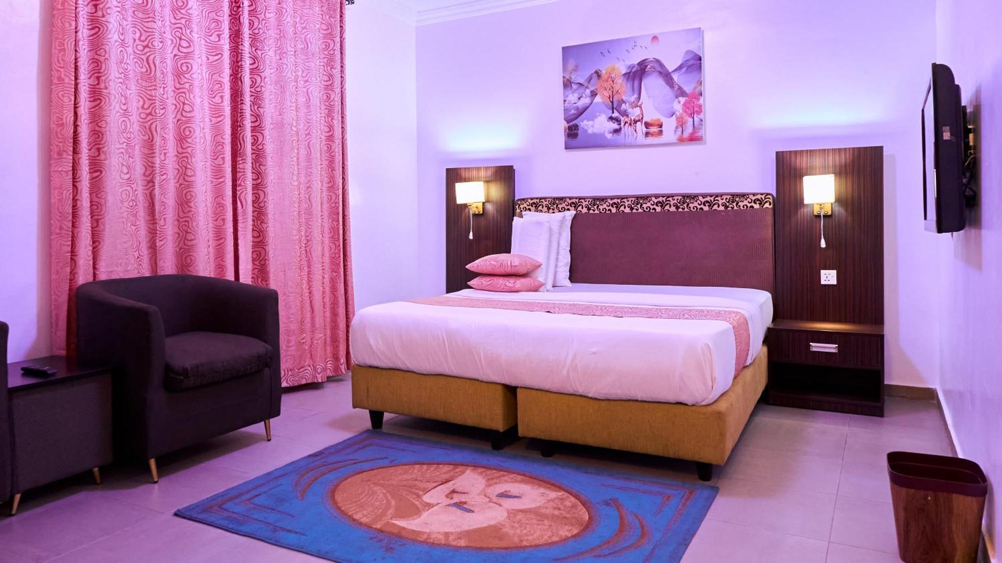 Crownedge Hotels Ikeja Esterno foto