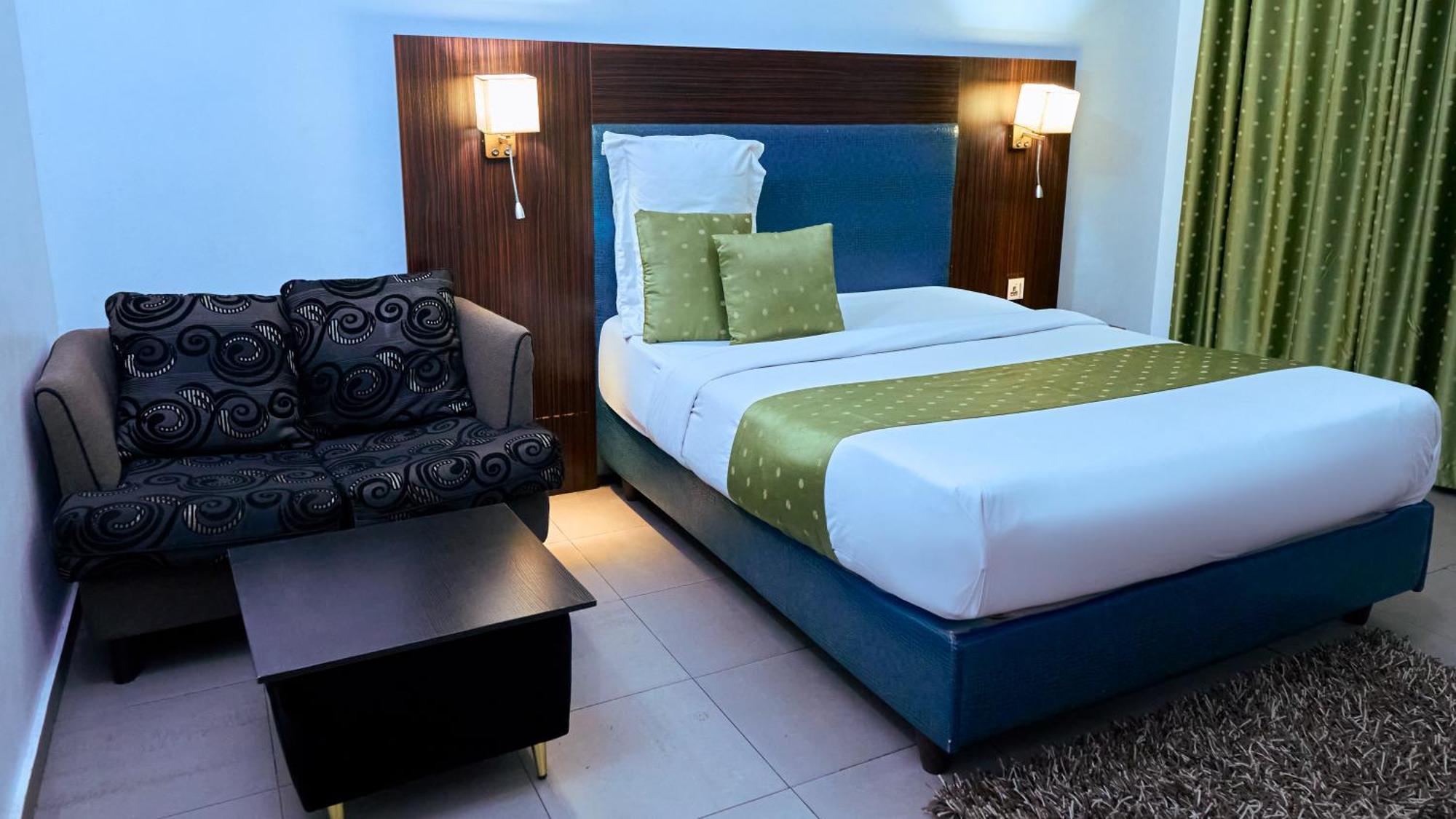 Crownedge Hotels Ikeja Esterno foto