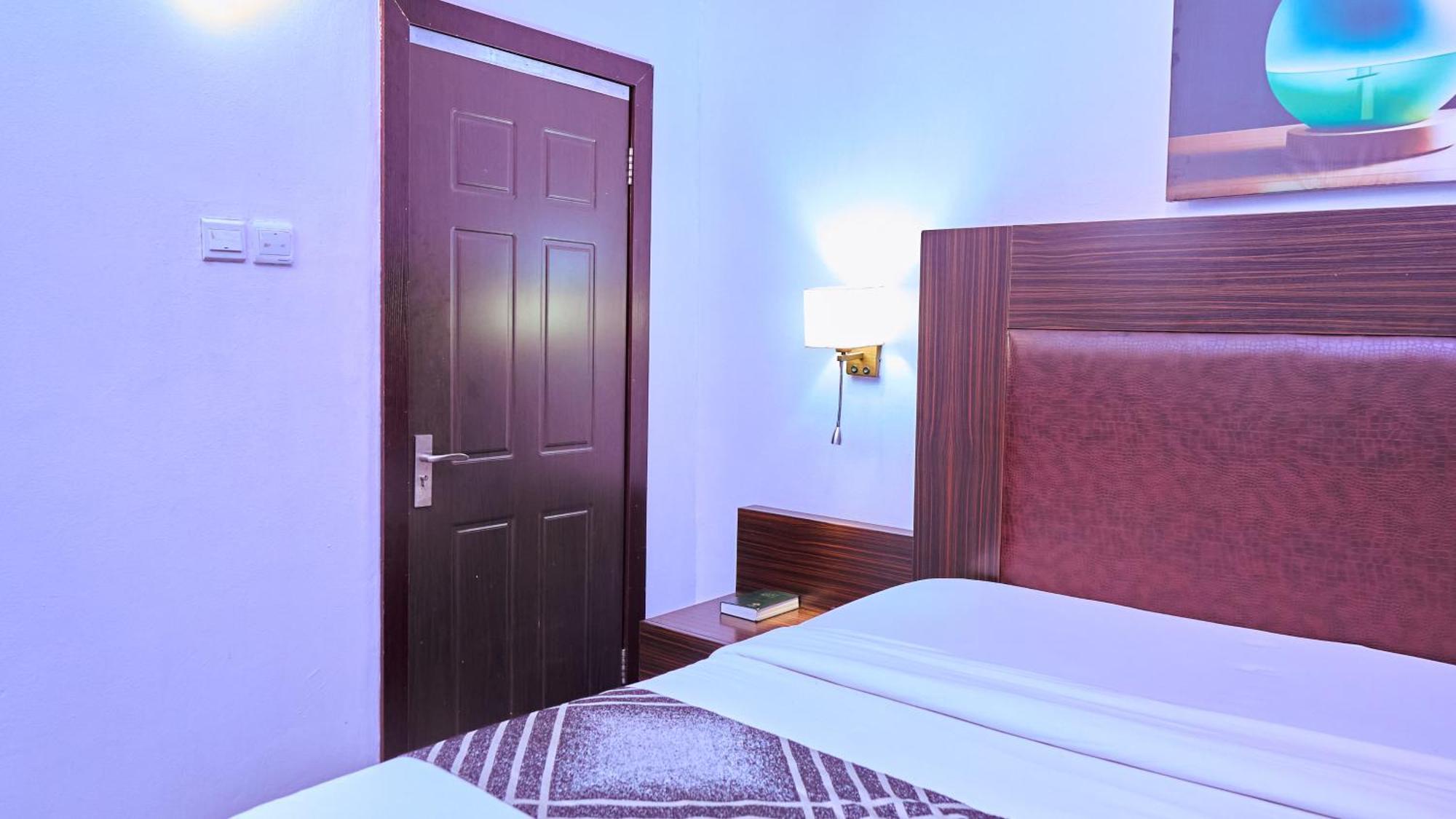 Crownedge Hotels Ikeja Esterno foto