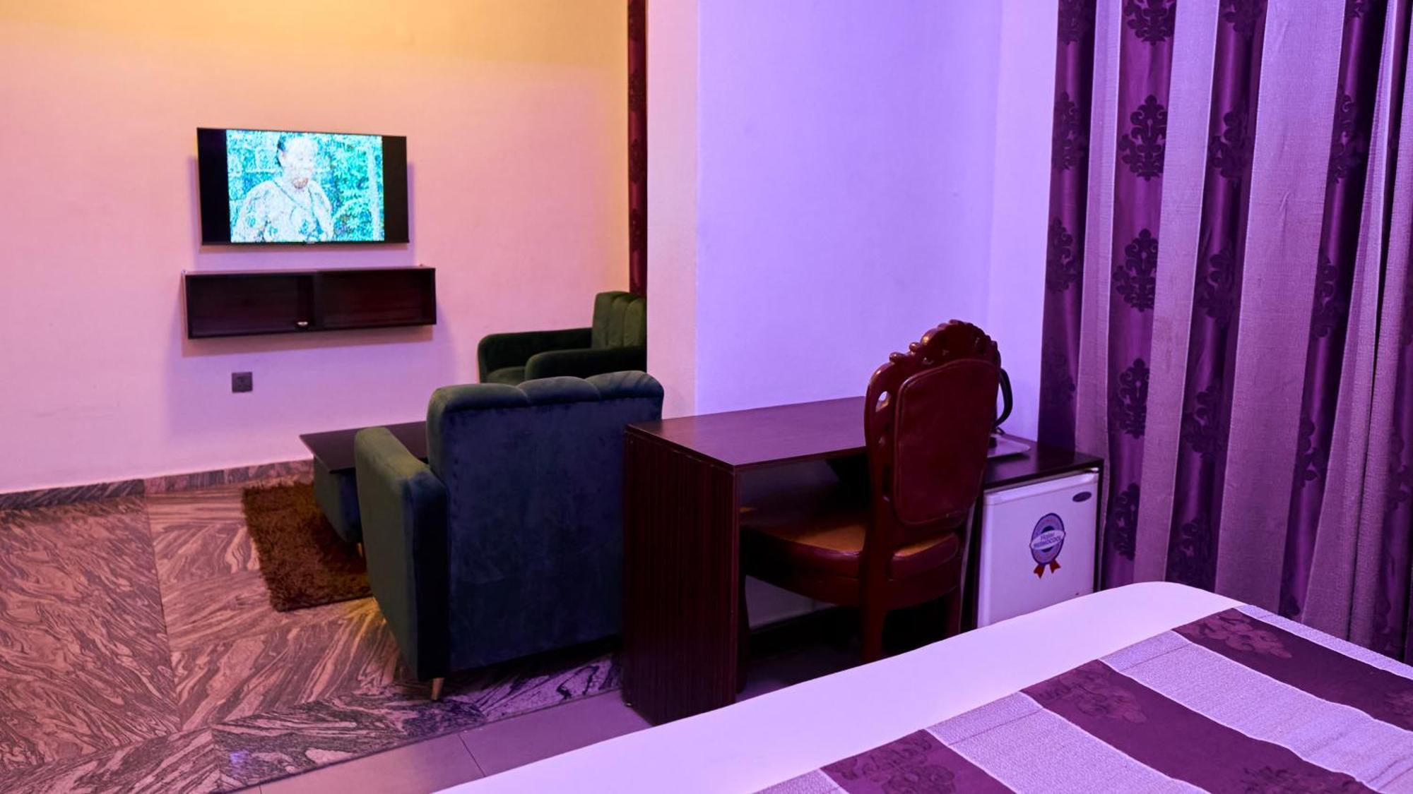 Crownedge Hotels Ikeja Esterno foto