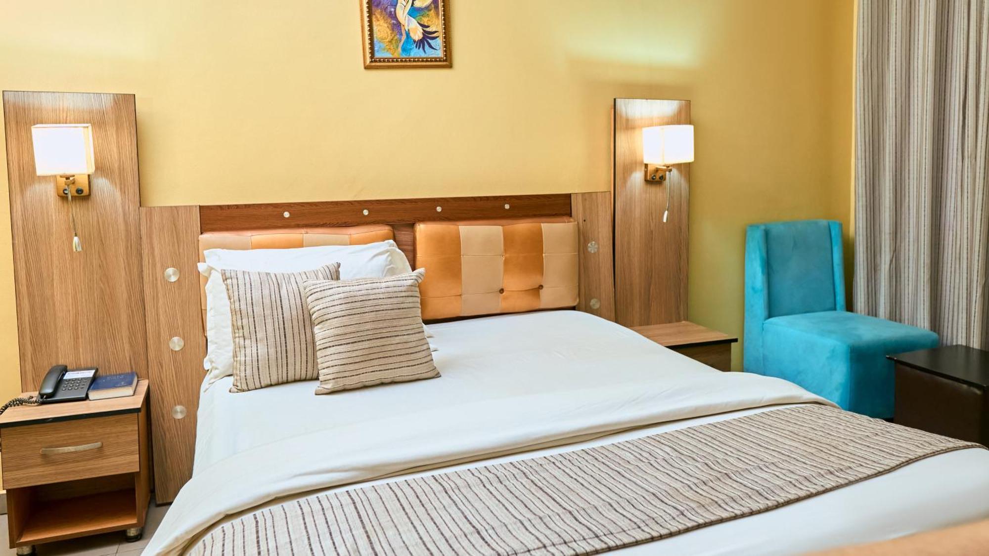 Crownedge Hotels Ikeja Esterno foto