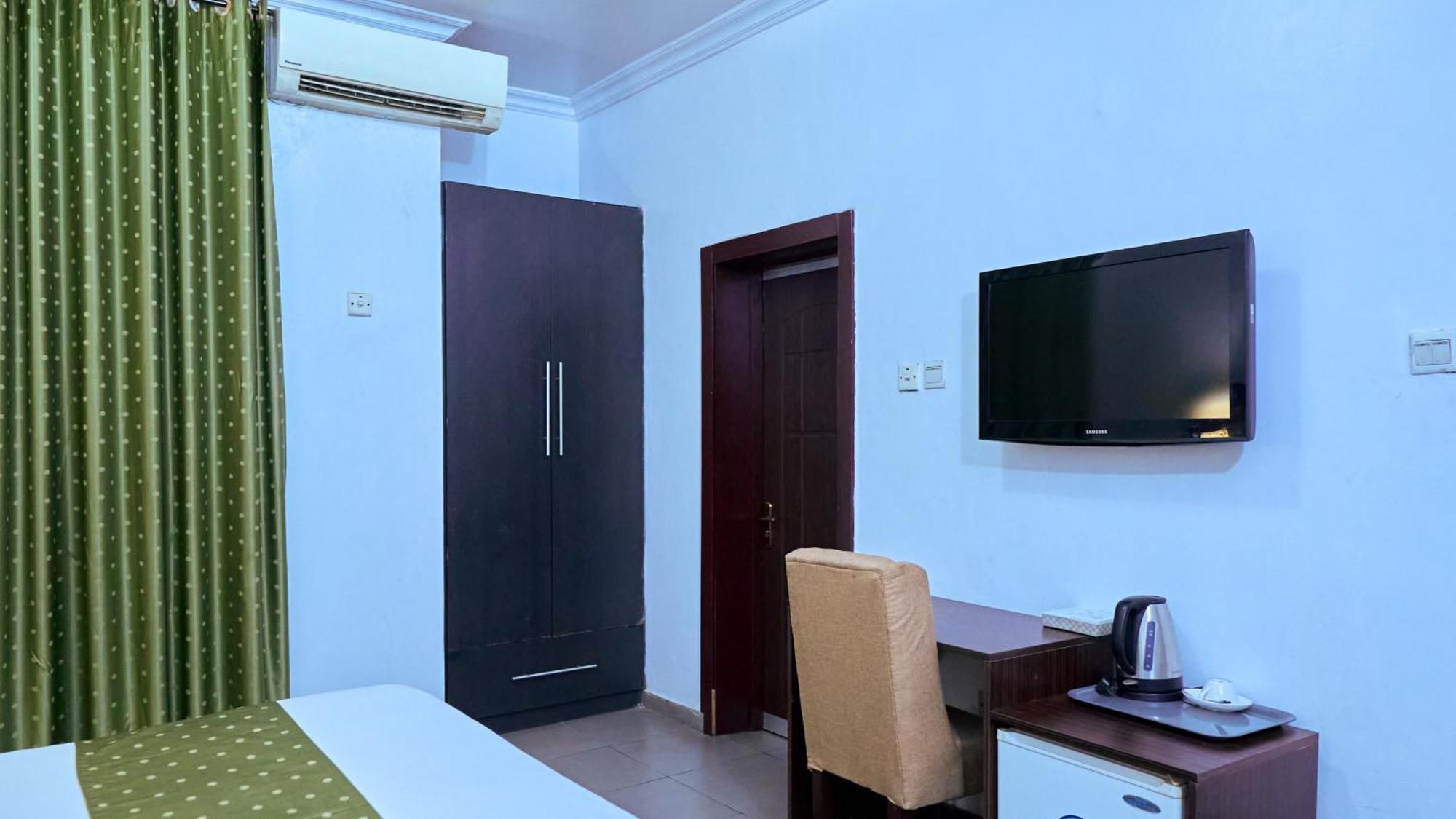 Crownedge Hotels Ikeja Esterno foto
