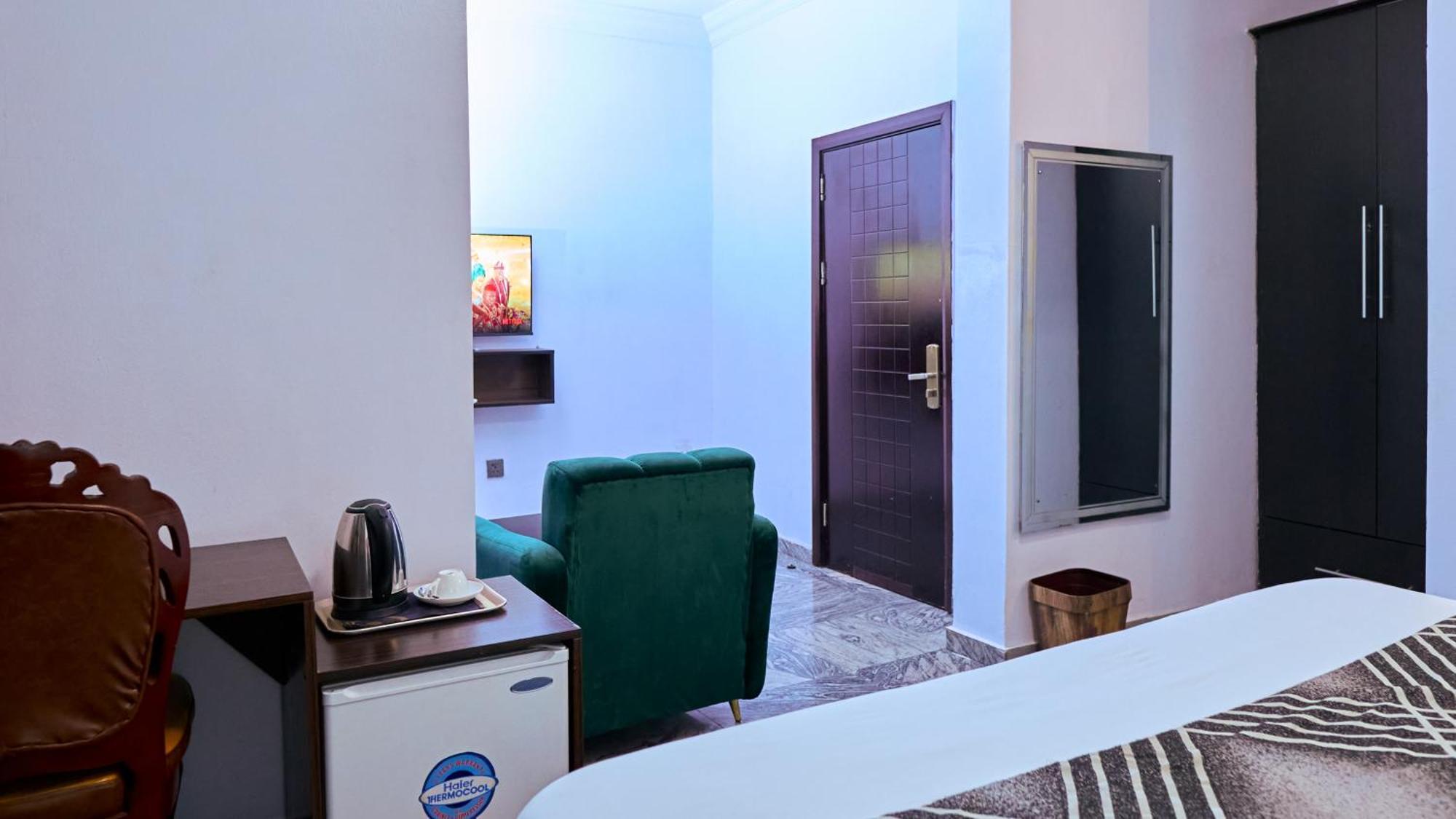 Crownedge Hotels Ikeja Esterno foto