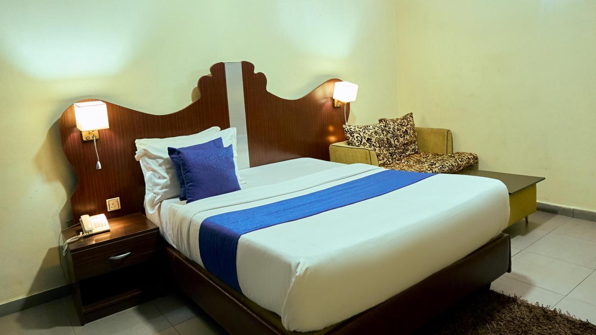 Crownedge Hotels Ikeja Esterno foto