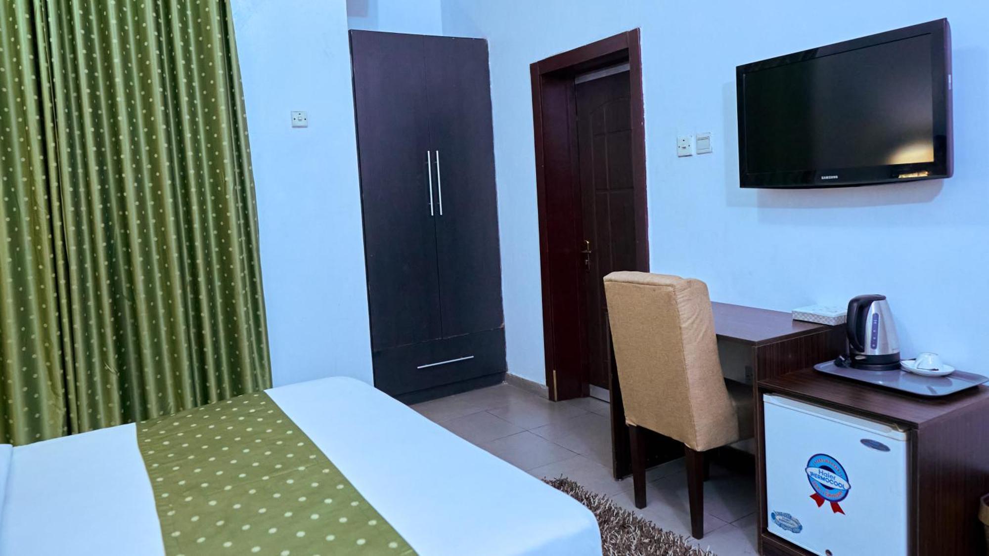 Crownedge Hotels Ikeja Esterno foto