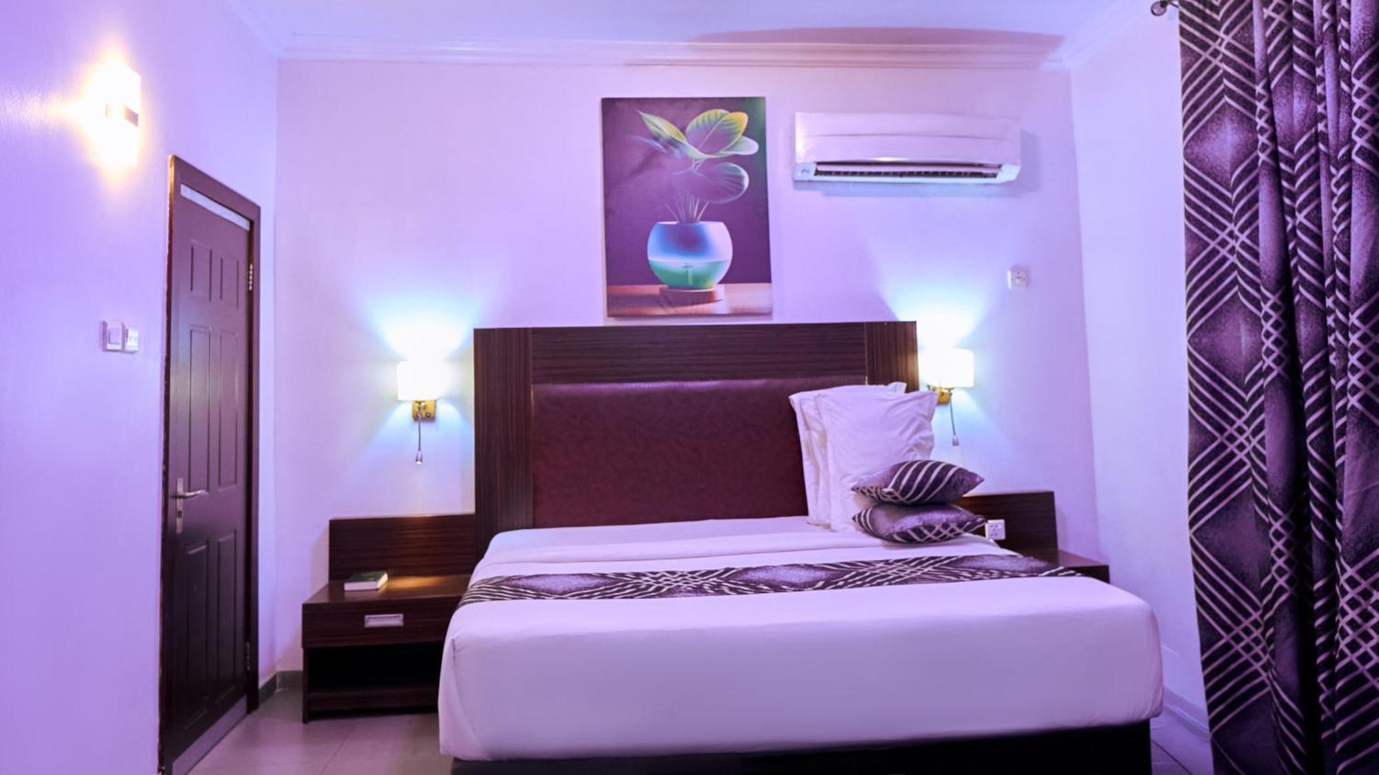 Crownedge Hotels Ikeja Esterno foto