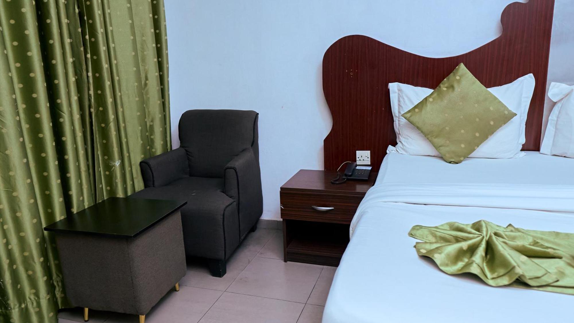Crownedge Hotels Ikeja Esterno foto