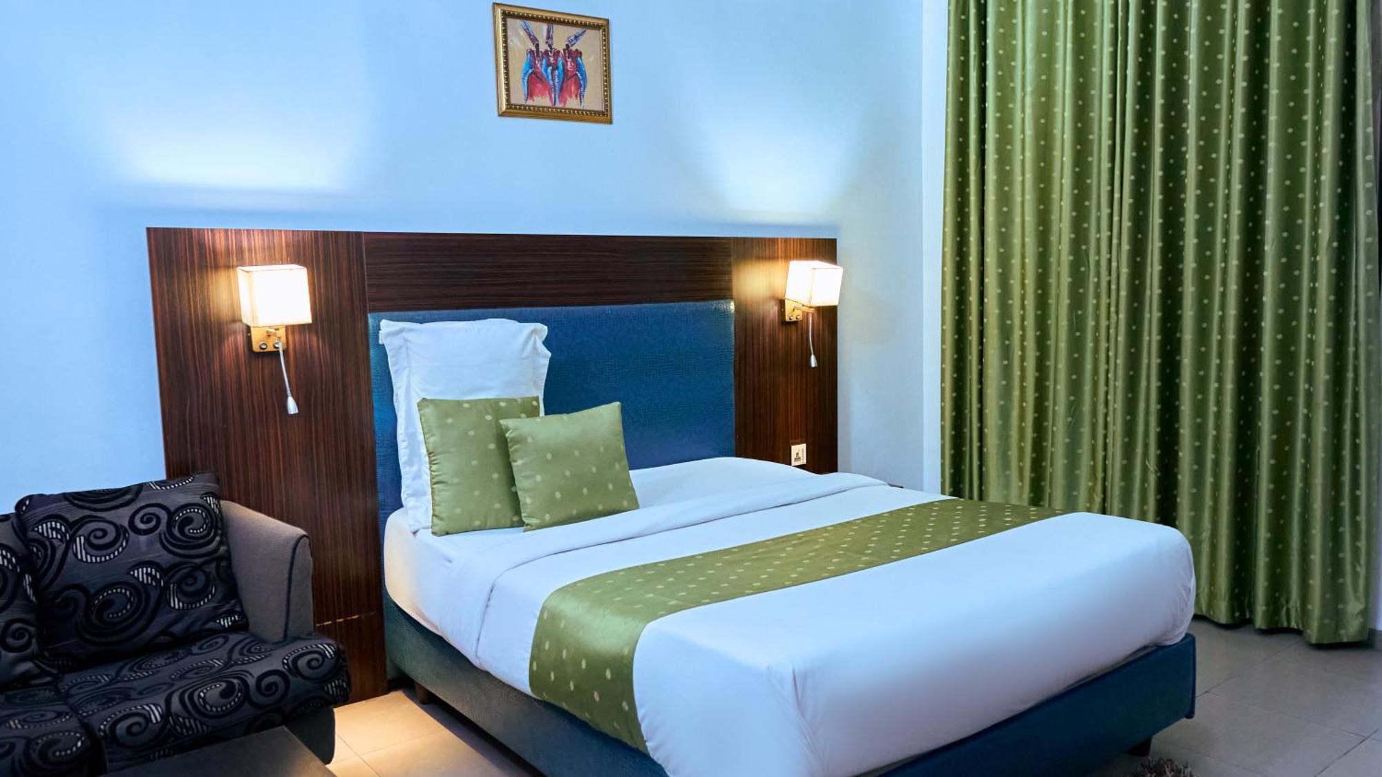Crownedge Hotels Ikeja Esterno foto