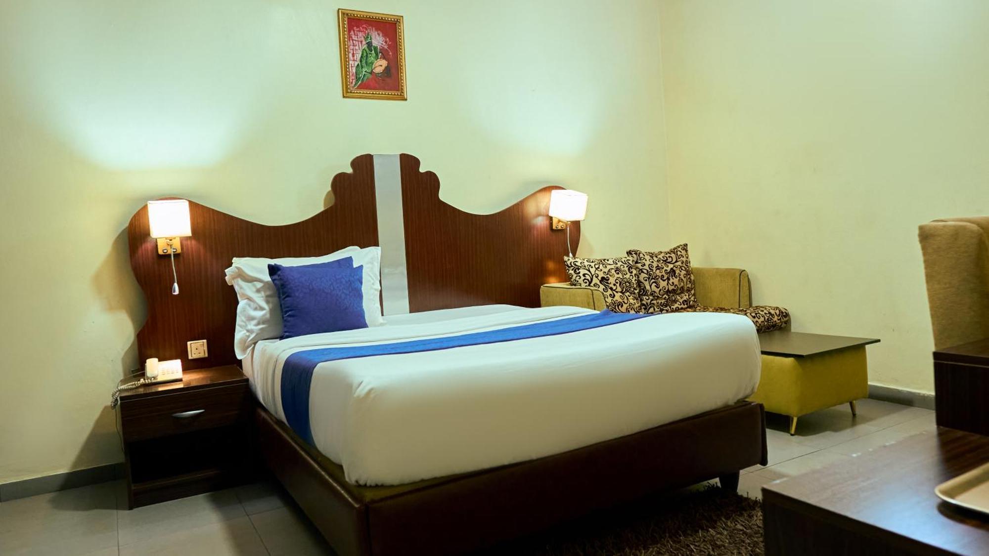 Crownedge Hotels Ikeja Esterno foto